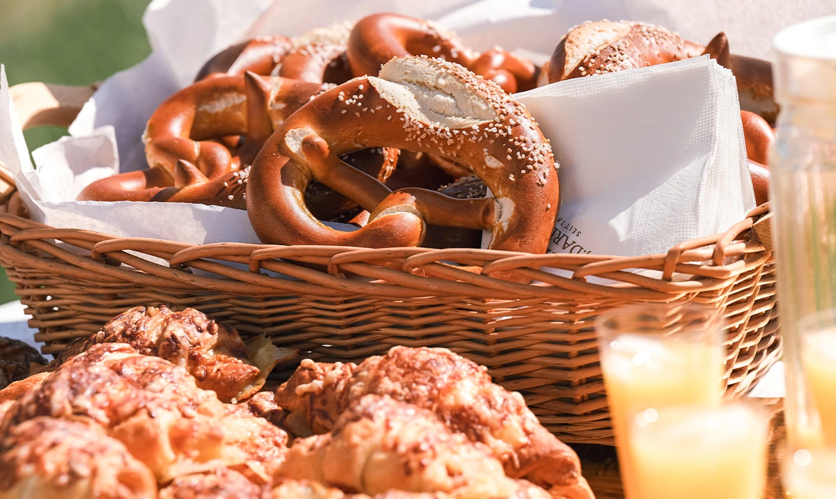 Ein Korb voller Brezeln der teil der Hochzeitsfotos ist, es ist ein hochauflösendes foto und nebendran steht Orangensaft