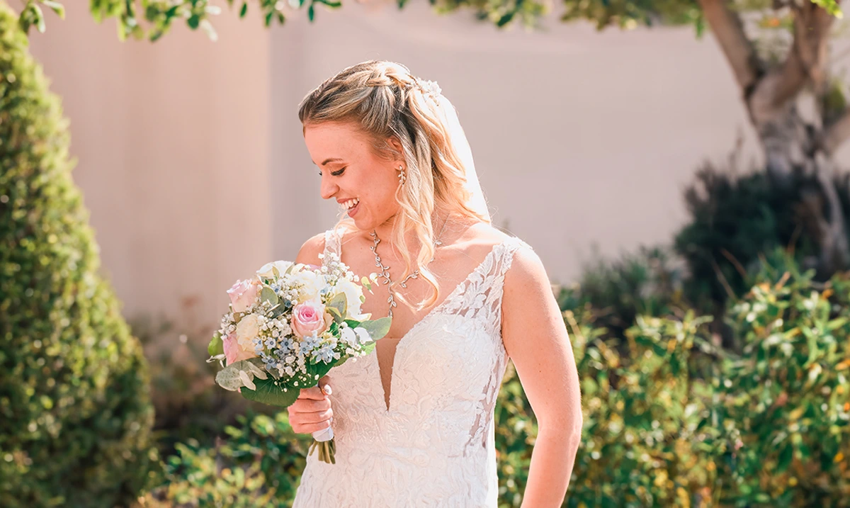 Authentische Hochzeitsfotografie - Braut ist auf dem Bild vor einem unscharfen Hintergrund zu sehen